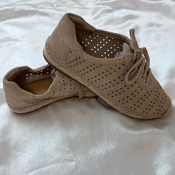 Marc Fisher Carrol Perforated Star Cutout Metallic Espadrille Sneaker - Picture 4 of 9